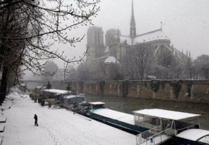 Snowing in Paris - Notre Dame